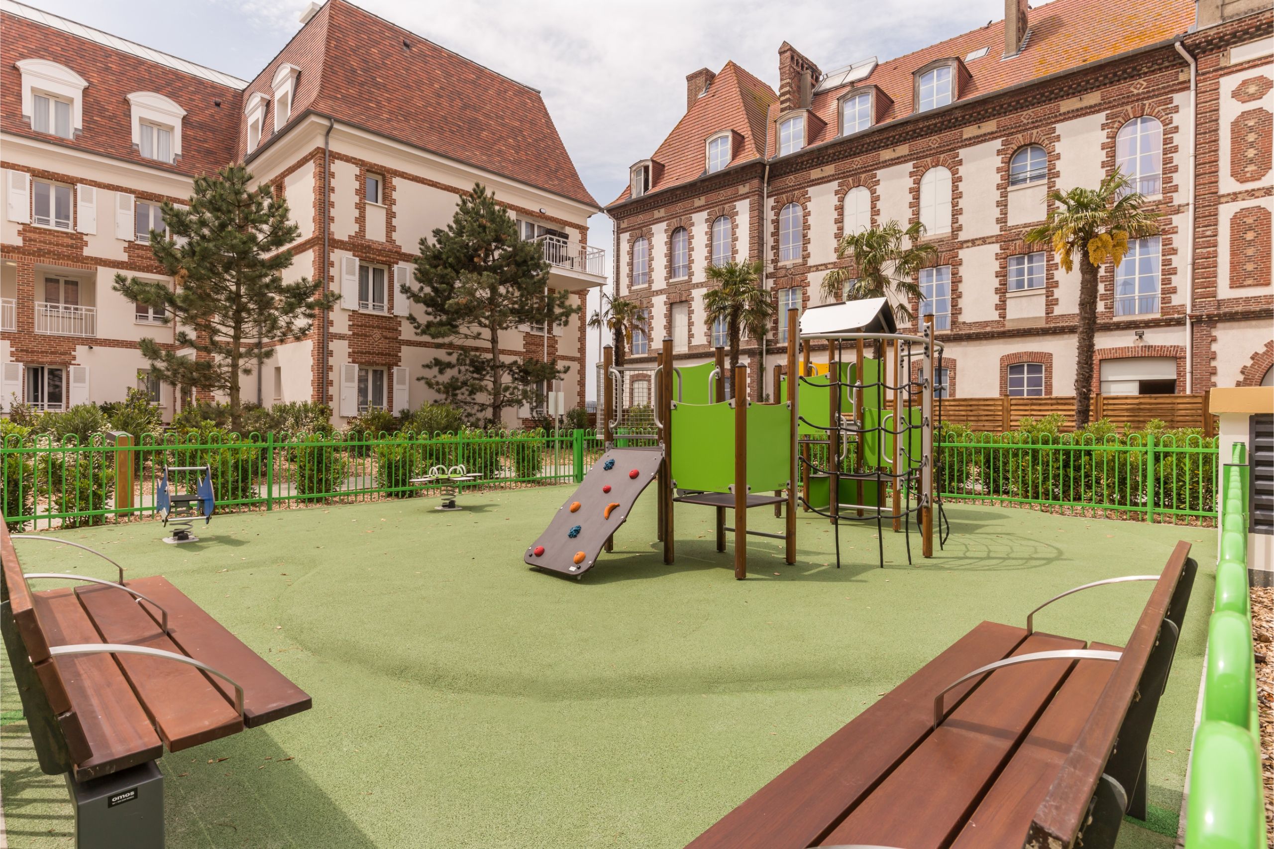 Outdoor terrace and garden at Presqu'Ile de la Touques 2p4 Standard in France