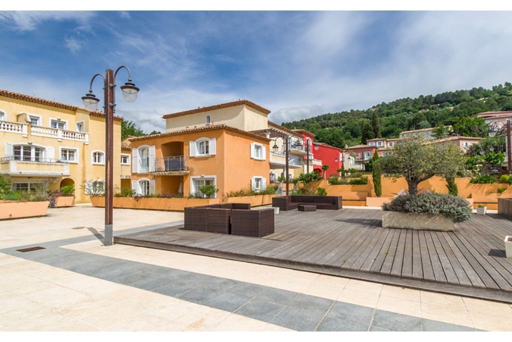 Swimming pool area near Domaine de Camiole CH2B in France