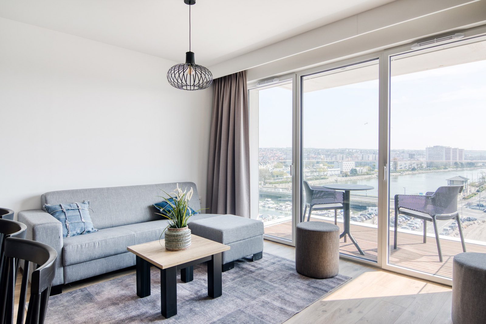 deluxe-suite-for-6-people-with-3-bedrooms-and-balcony