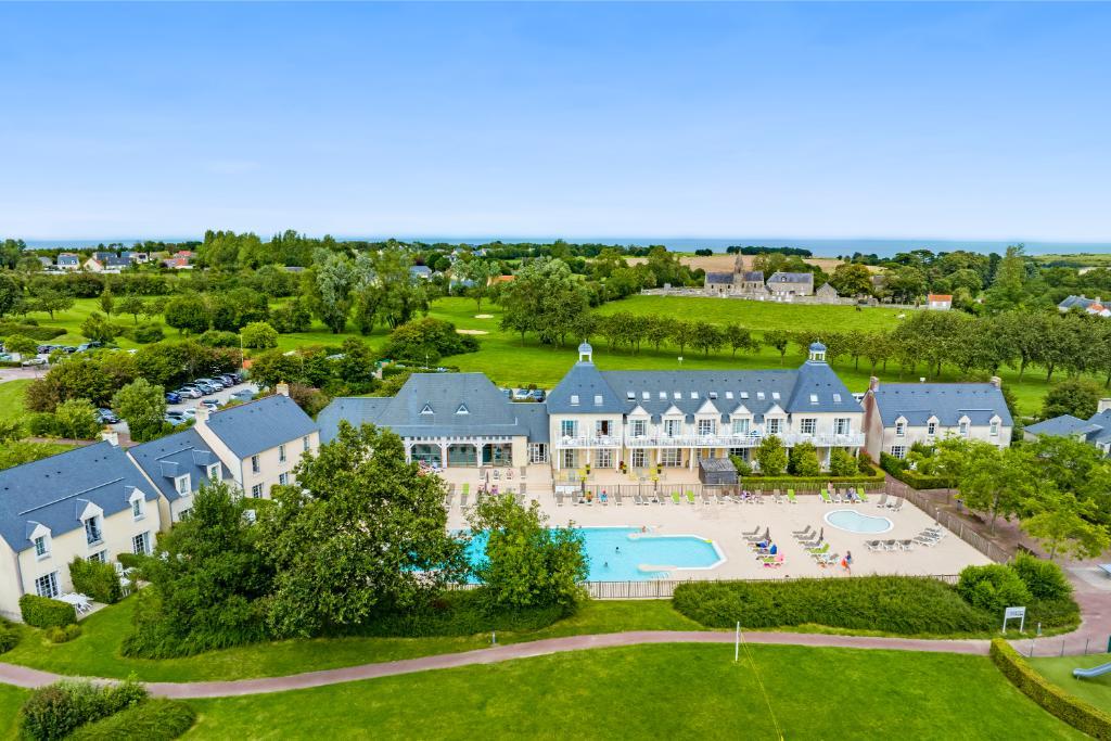 Swimming pool area near Le Green Beach MSup 5p in France