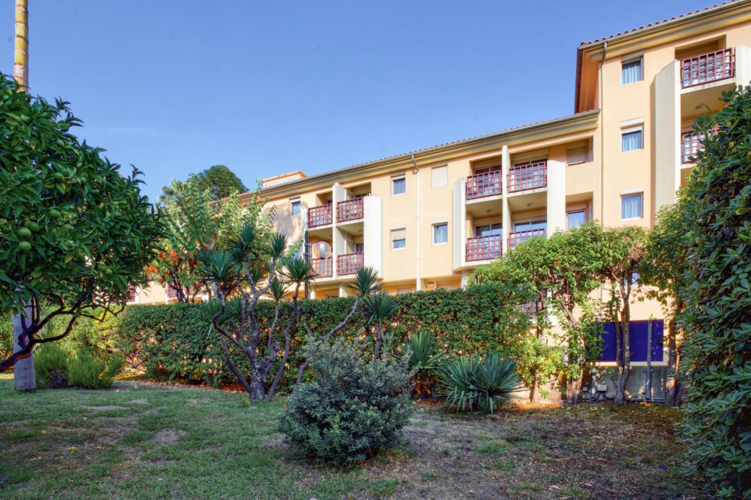 les-citronniers-s2p-courtyard-side