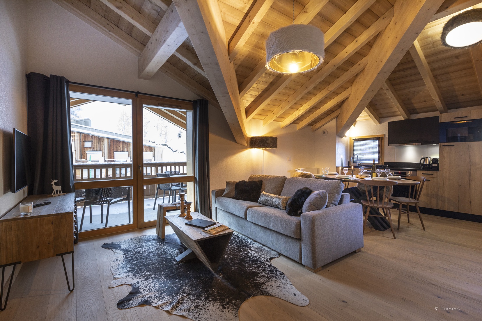 Swimming pool area near Neige et Soleil TS 3p8 Cabin Std A38S in France