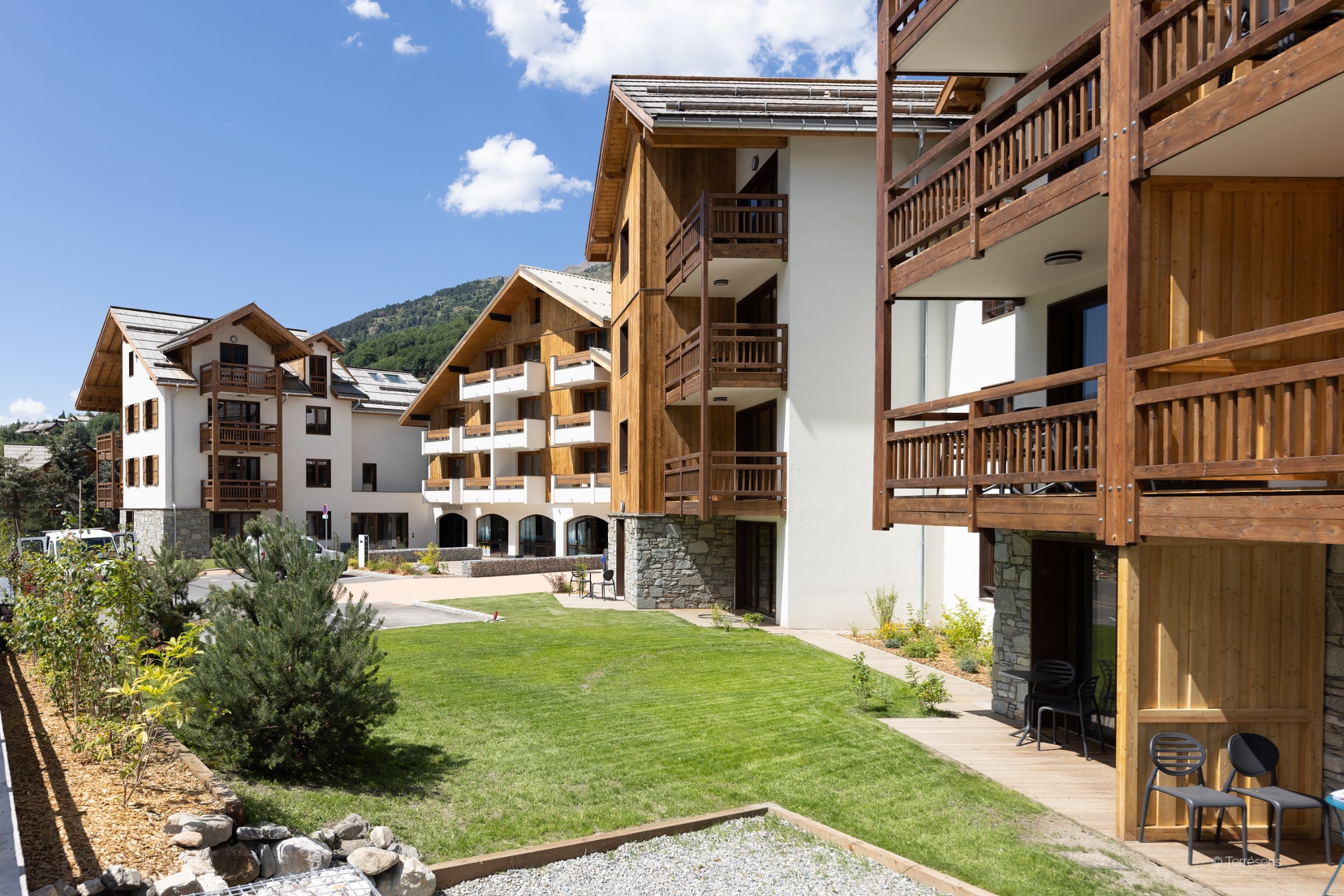 Outdoor terrace and garden at Le Cristal Lodge Daddy Pool RT3S in France