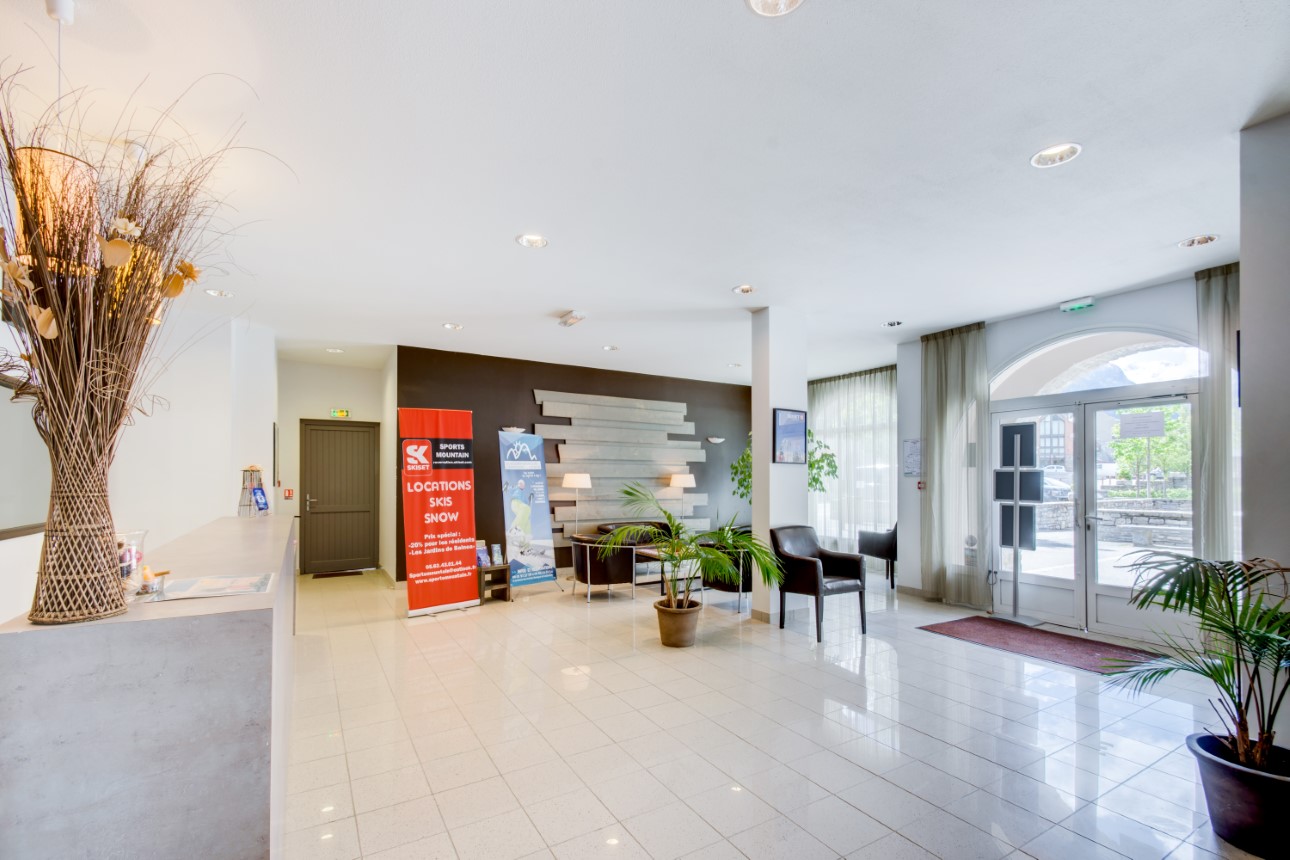 Swimming pool area near Les Jardins de Balnéa 4P9N in France