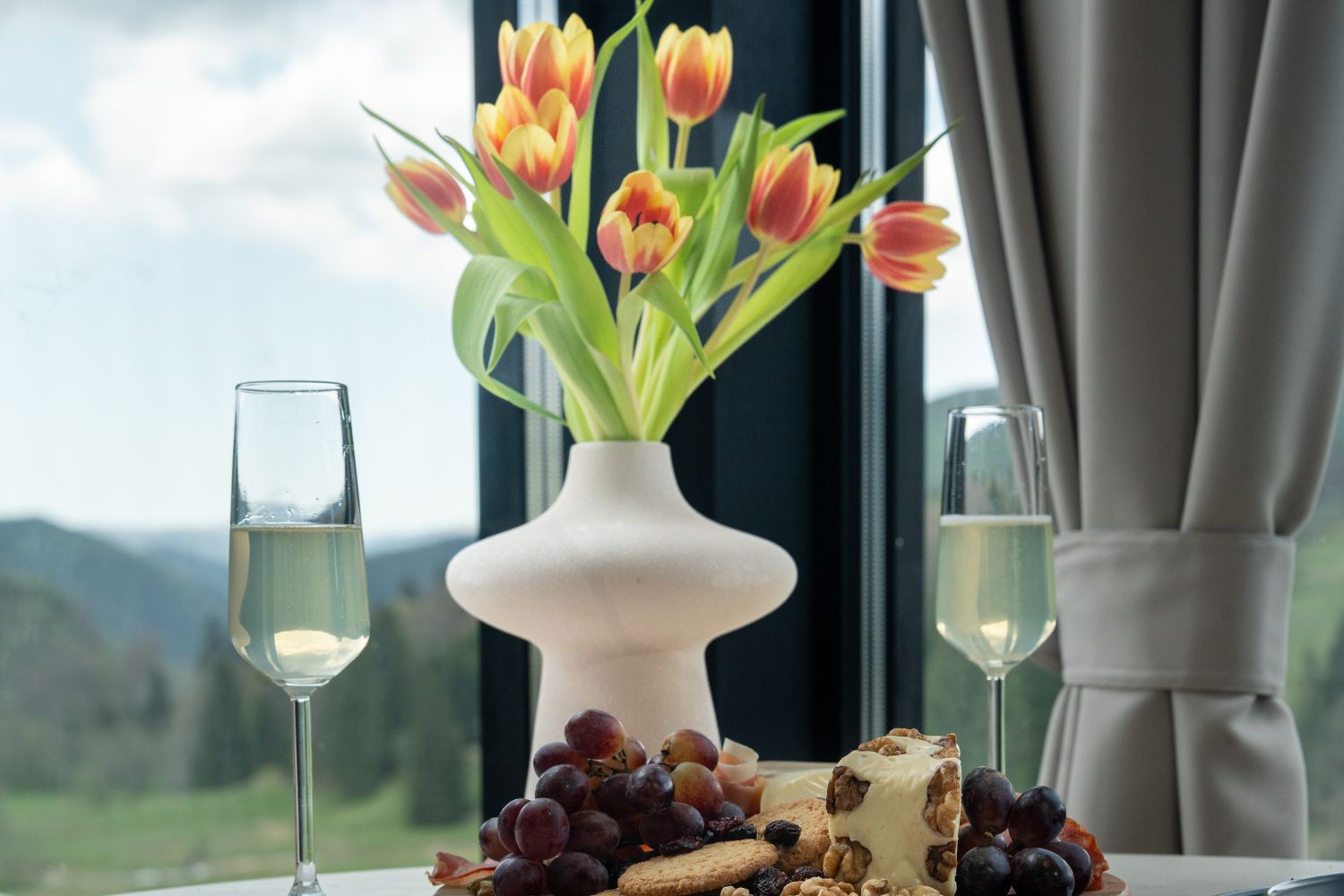 Outdoor terrace and garden at Romantic 2p in RO