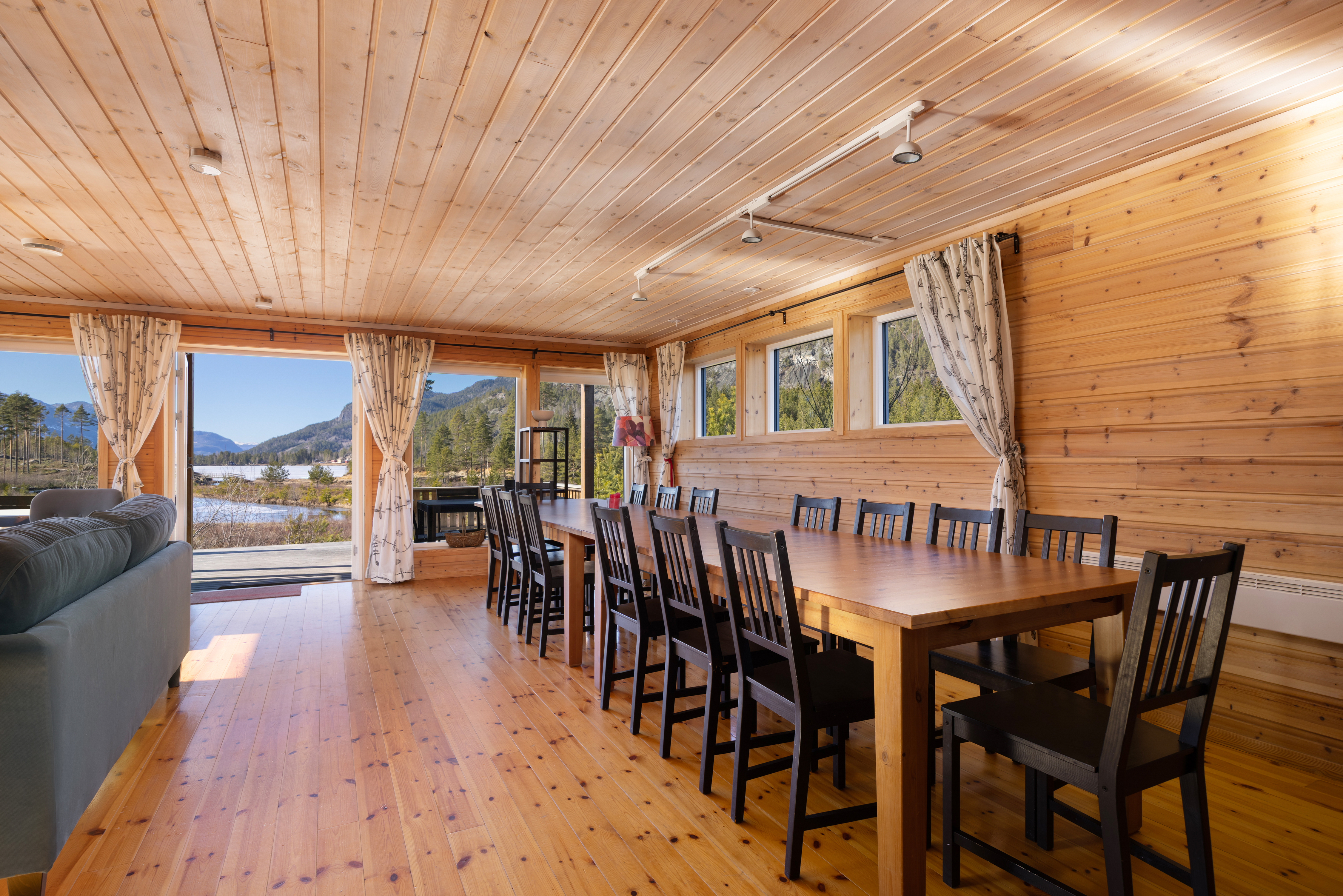 Outdoor terrace and garden at Lakehouse 14p in NO