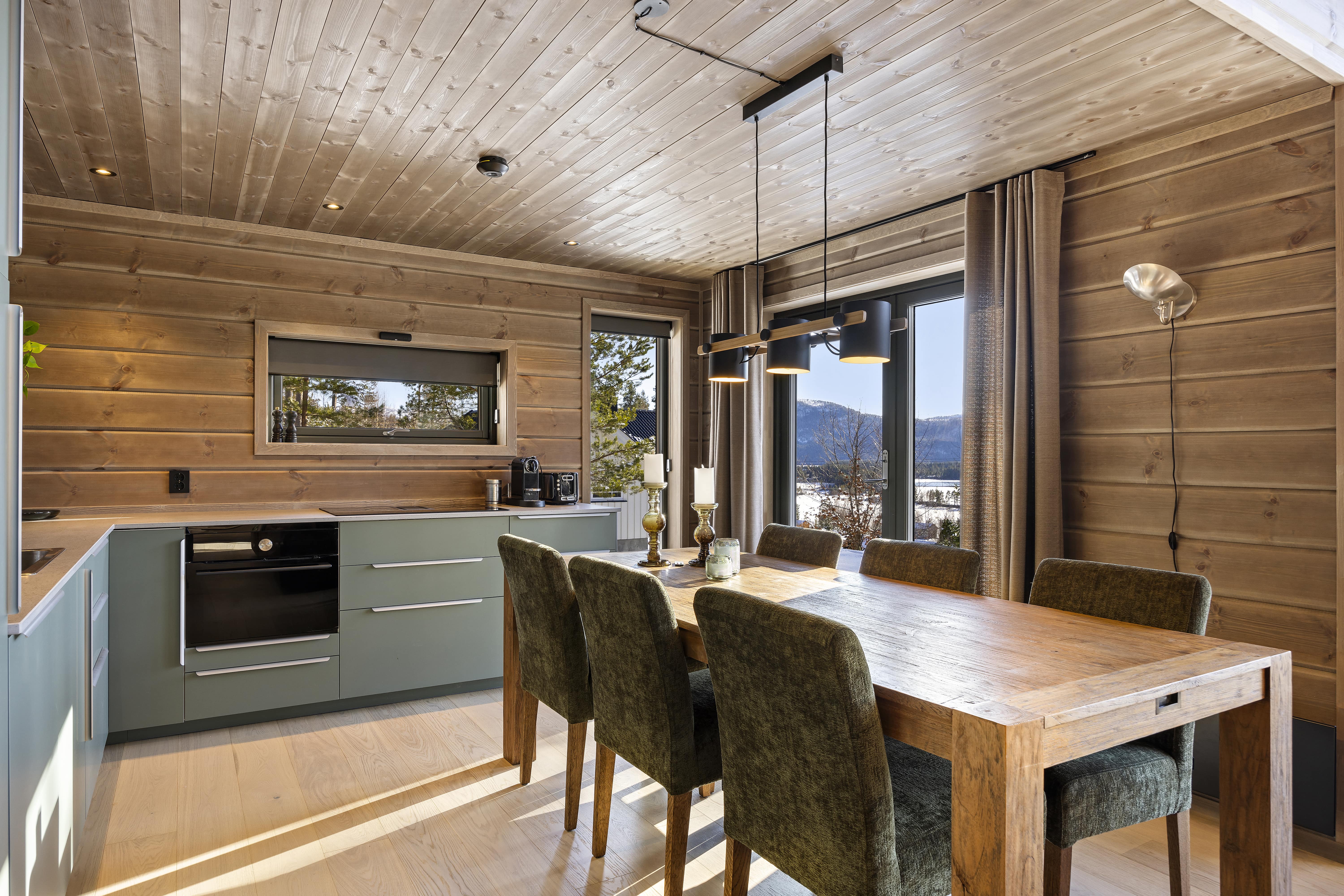 Outdoor terrace and garden at Lothlórien Lodge 8p in NO