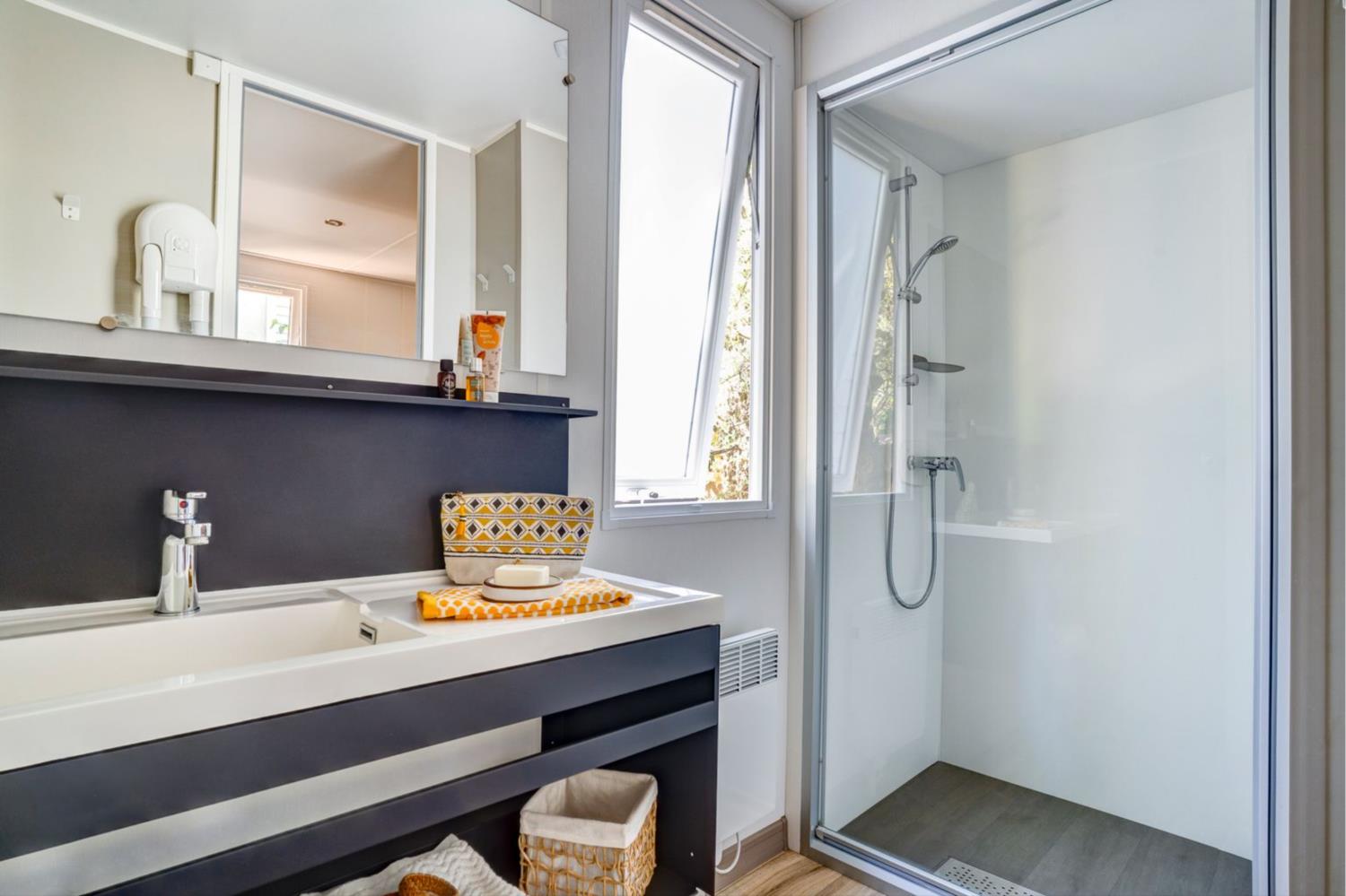 Outdoor terrace and garden at Cottage by the Seine 4p**** in France