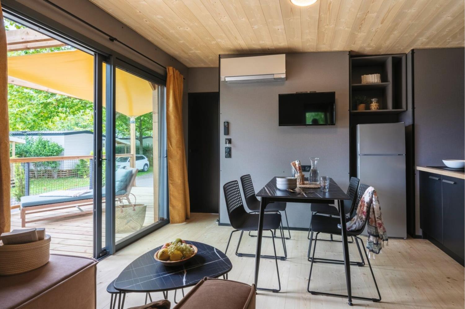 Outdoor terrace and garden at Chalet Albatre 4p 2Bdrms AirCon **** in France