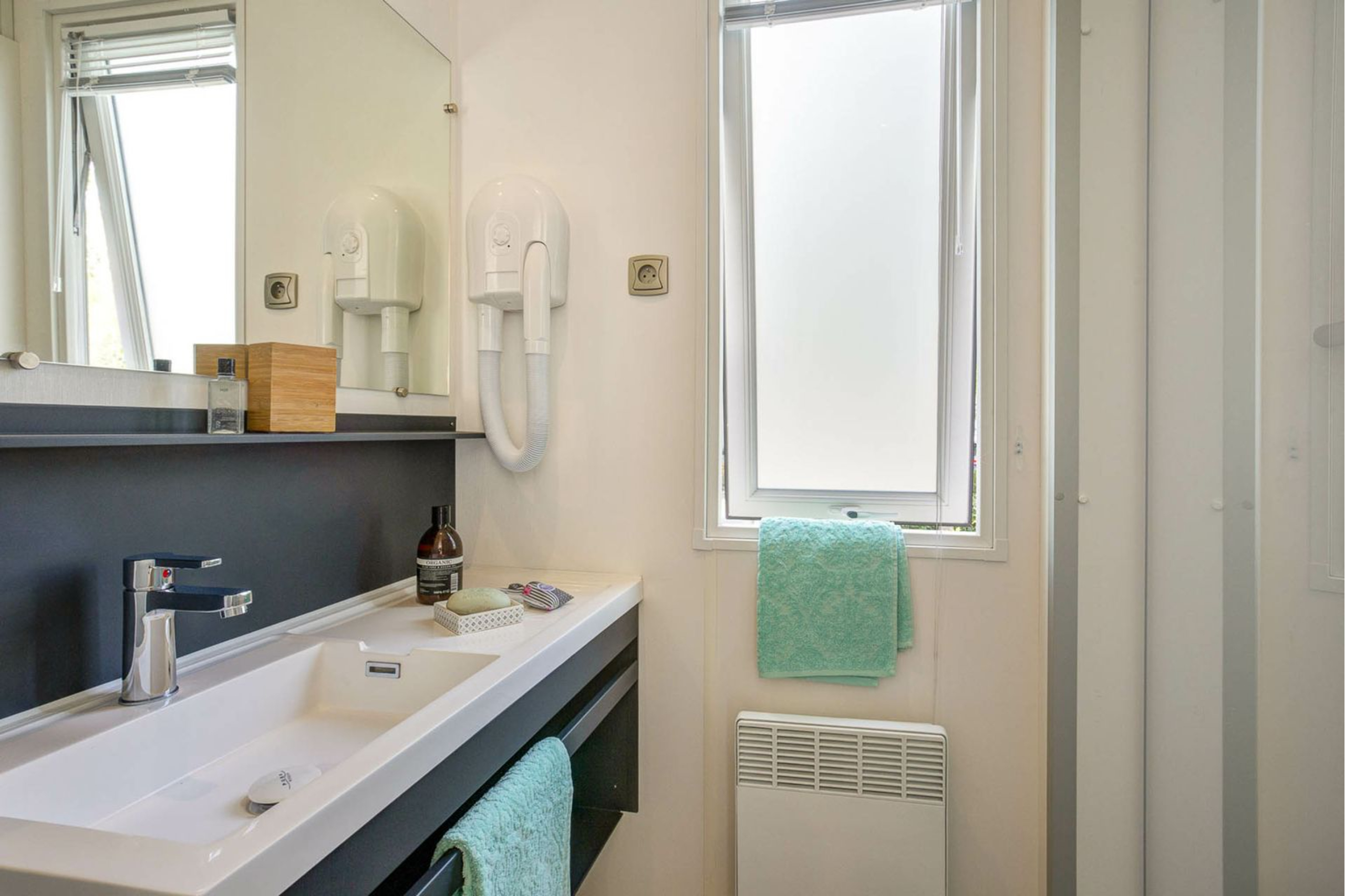 Outdoor terrace and garden at Cottage 4p 2Bdrms AirCon **** in France