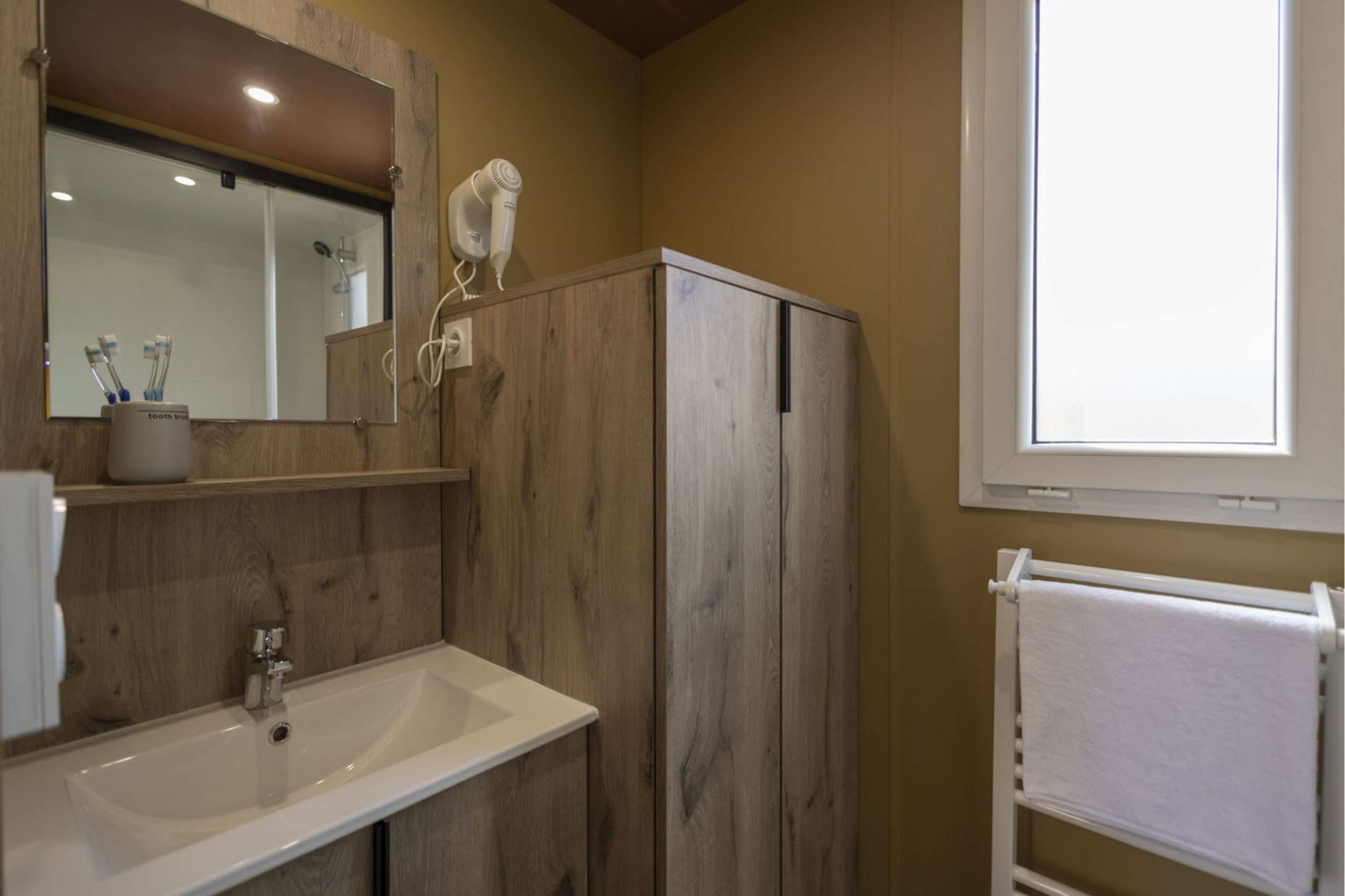 Outdoor terrace and garden at Cottage Milandes in France