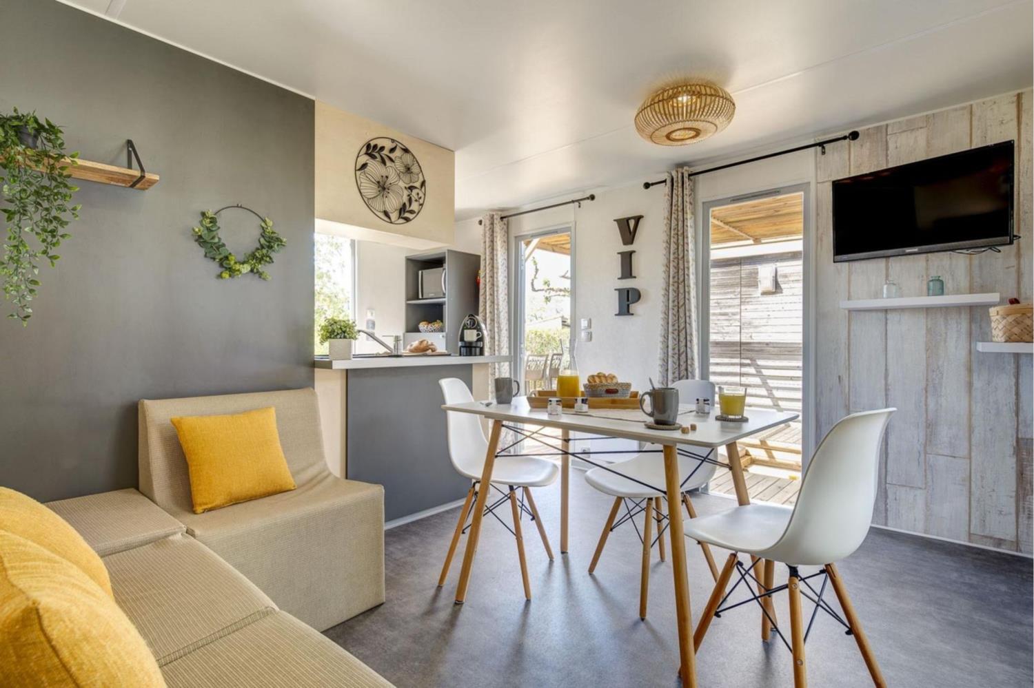 Outdoor terrace and garden at Cottage Keywest with suite 7p 3Bdrms Air in France