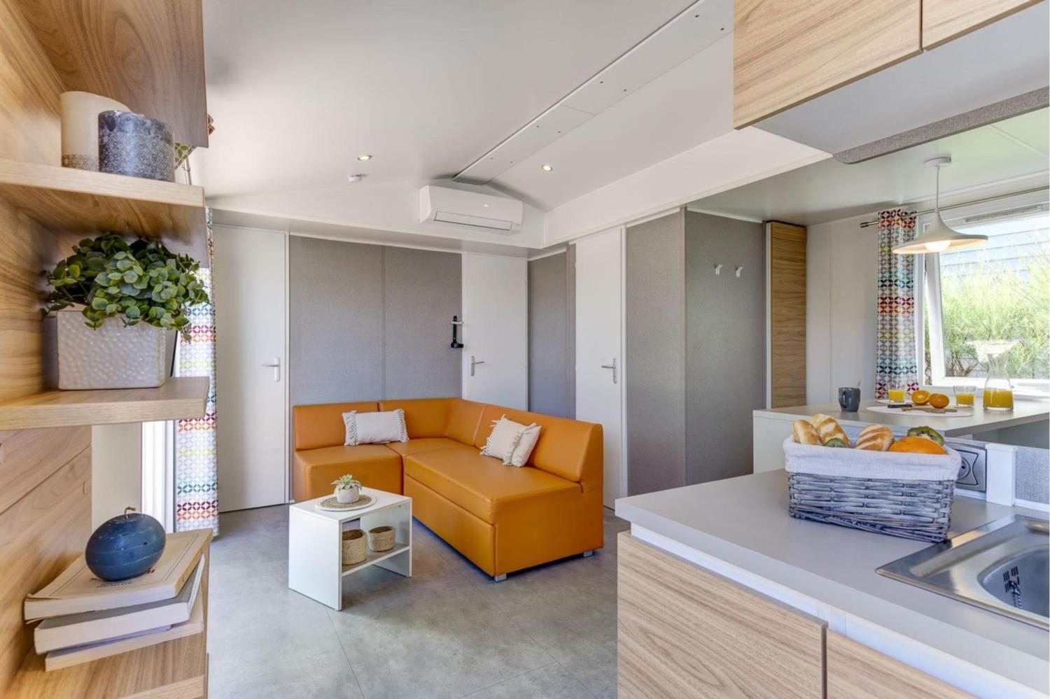 Outdoor terrace and garden at Cottage Laurier 6p 3Bdrms AirCon **** in France