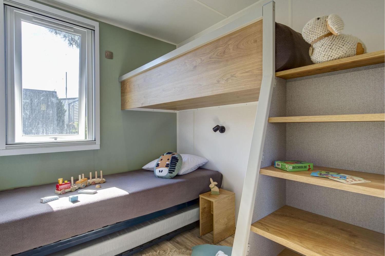 Outdoor terrace and garden at Cottage 5p 2Bdrms AirCon **** in France