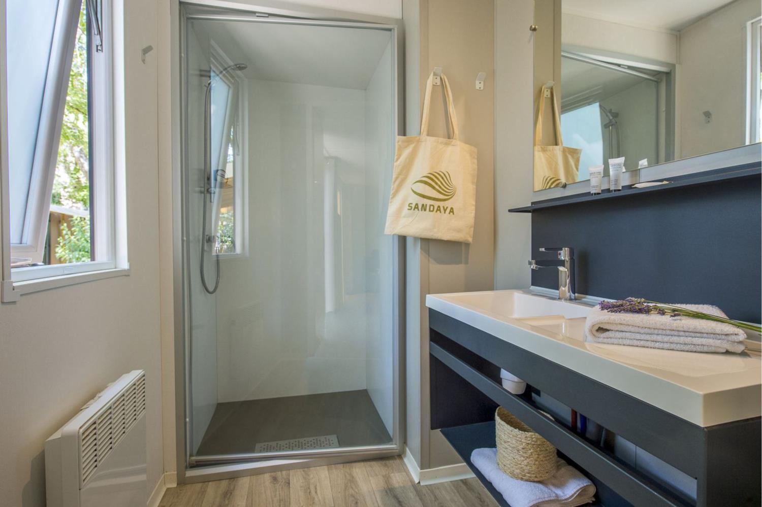 Outdoor terrace and garden at Cottage 4p 2Bdrms AirCon **** in France