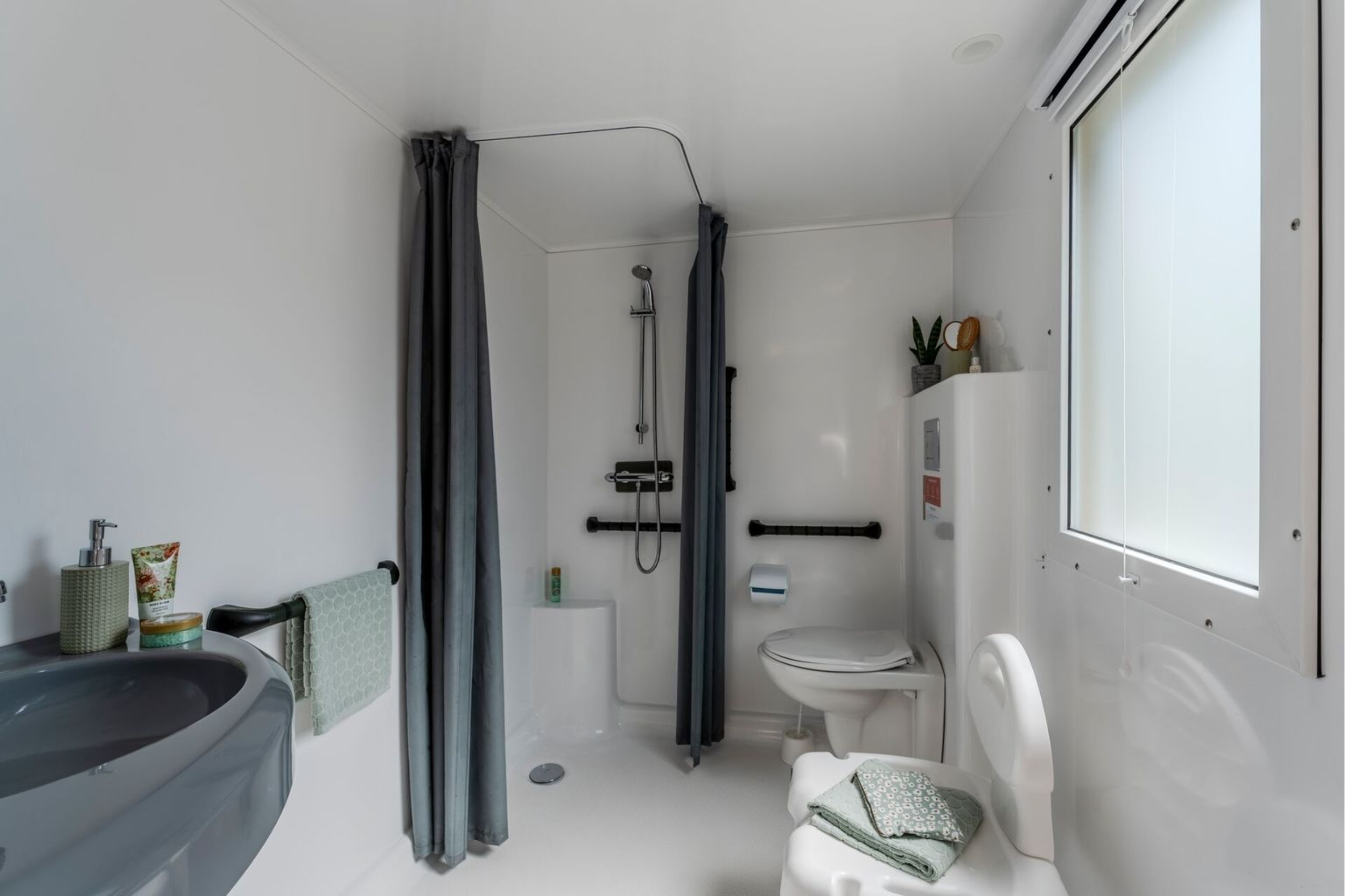 Outdoor terrace and garden at Cottage 4p 2Bdrms AirCon **** in France