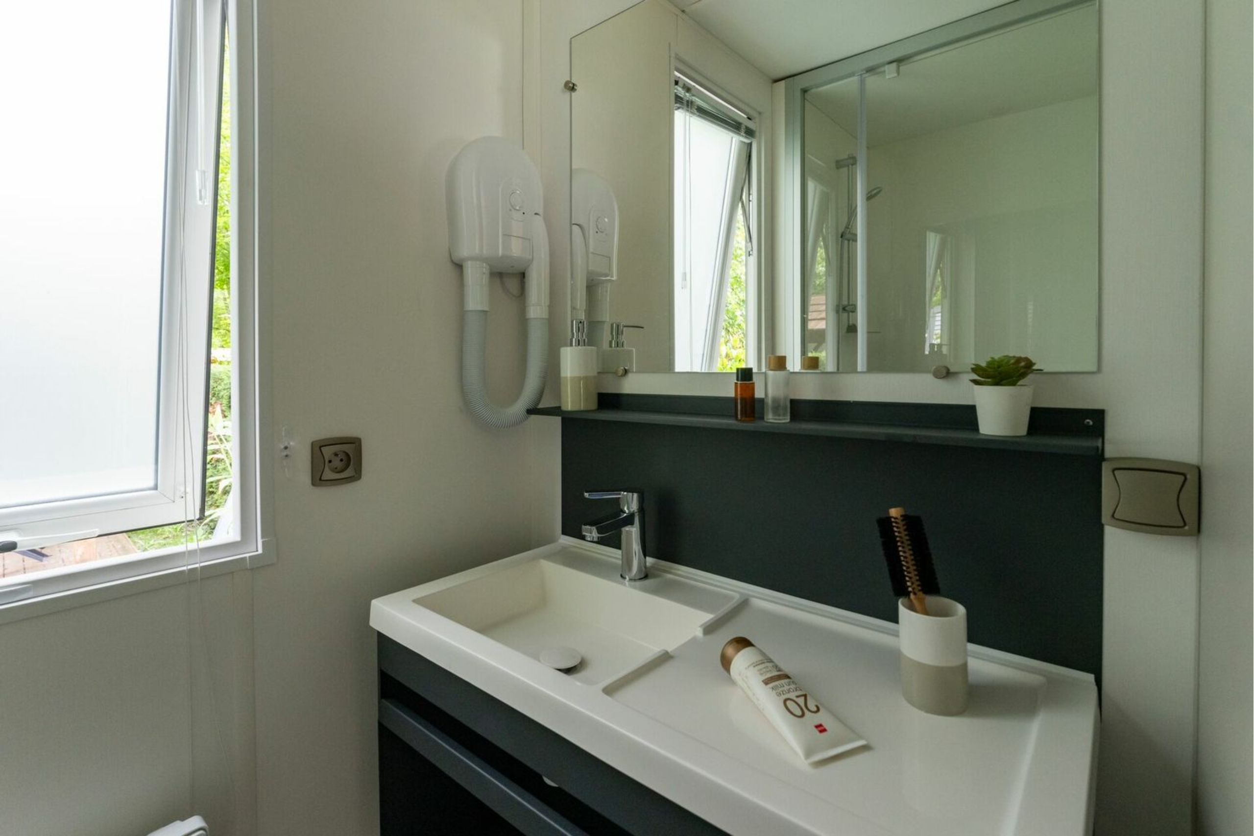 Outdoor terrace and garden at Cottage Papillon 4p 2Bdrms AirCon **** in France