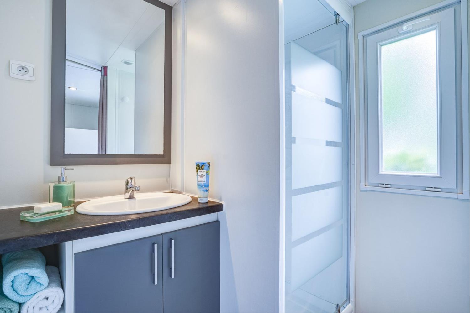 Cottage 5p 2Bdrms ****