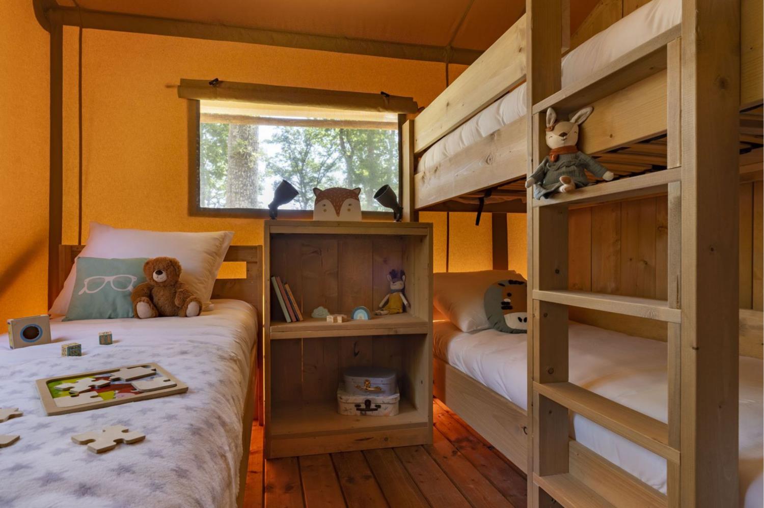 Outdoor terrace and garden at Lodge Safari 5p 2Bdrms **** in France