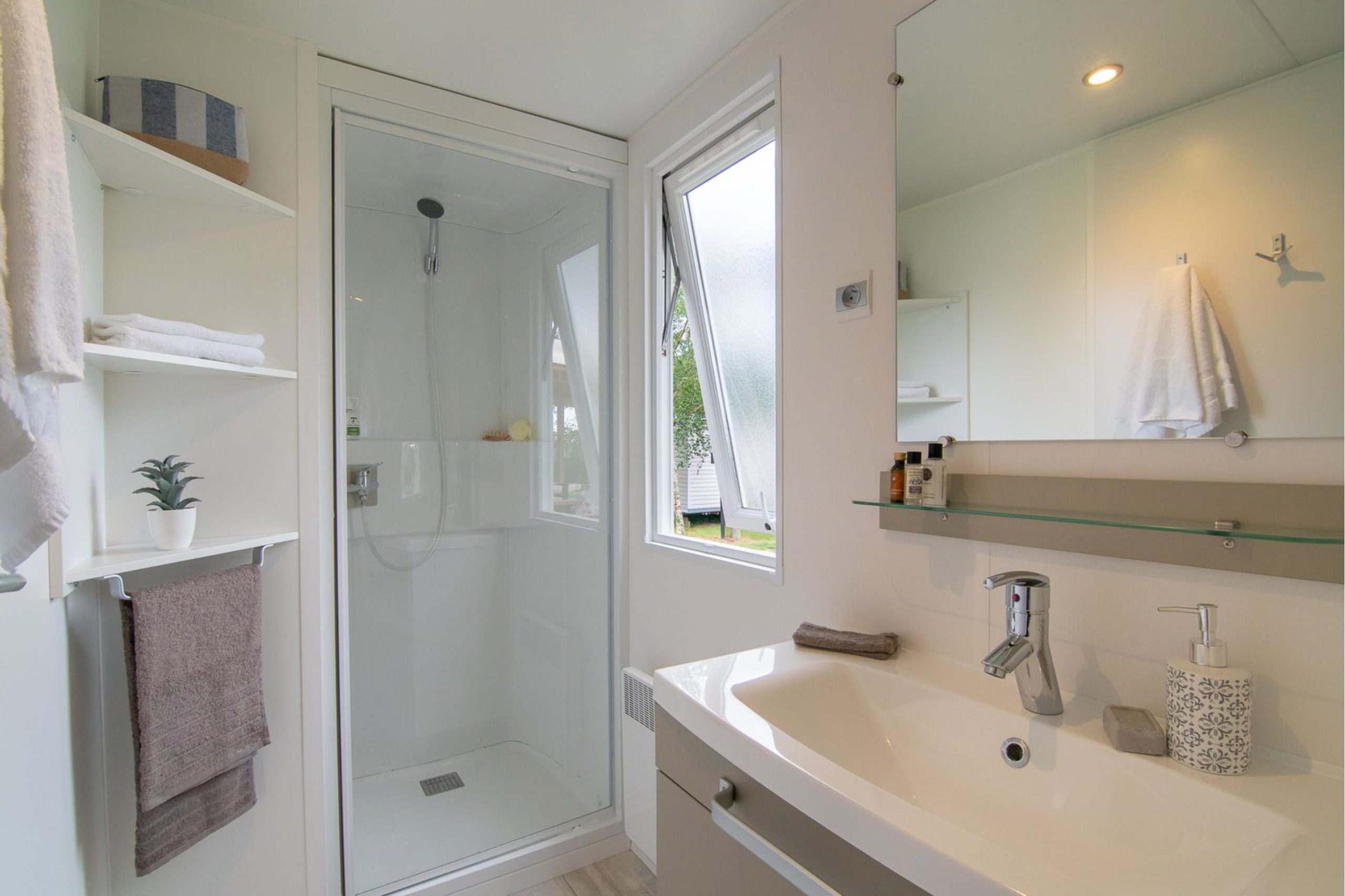 Swimming pool area near Cottage 4p 2Bdrms **** in France