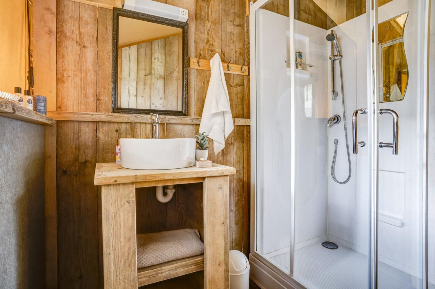 Lodge 6p 2Bdrms ****