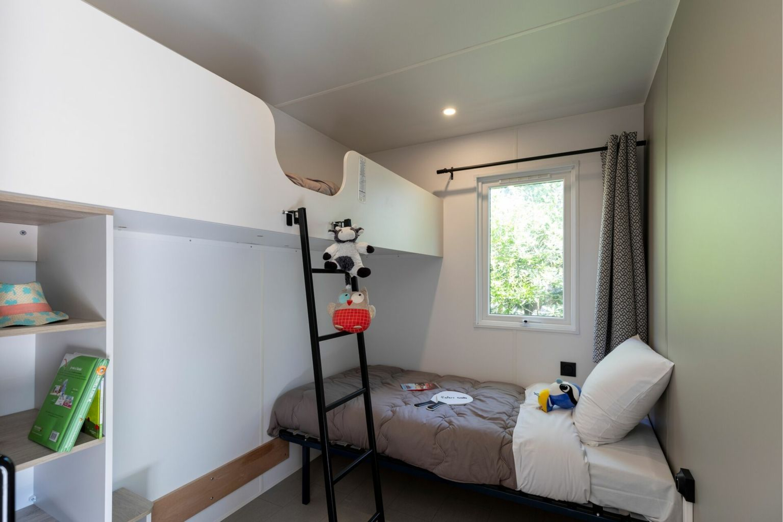 Outdoor terrace and garden at Cottage 4p 2Bdrms AirCon **** in France