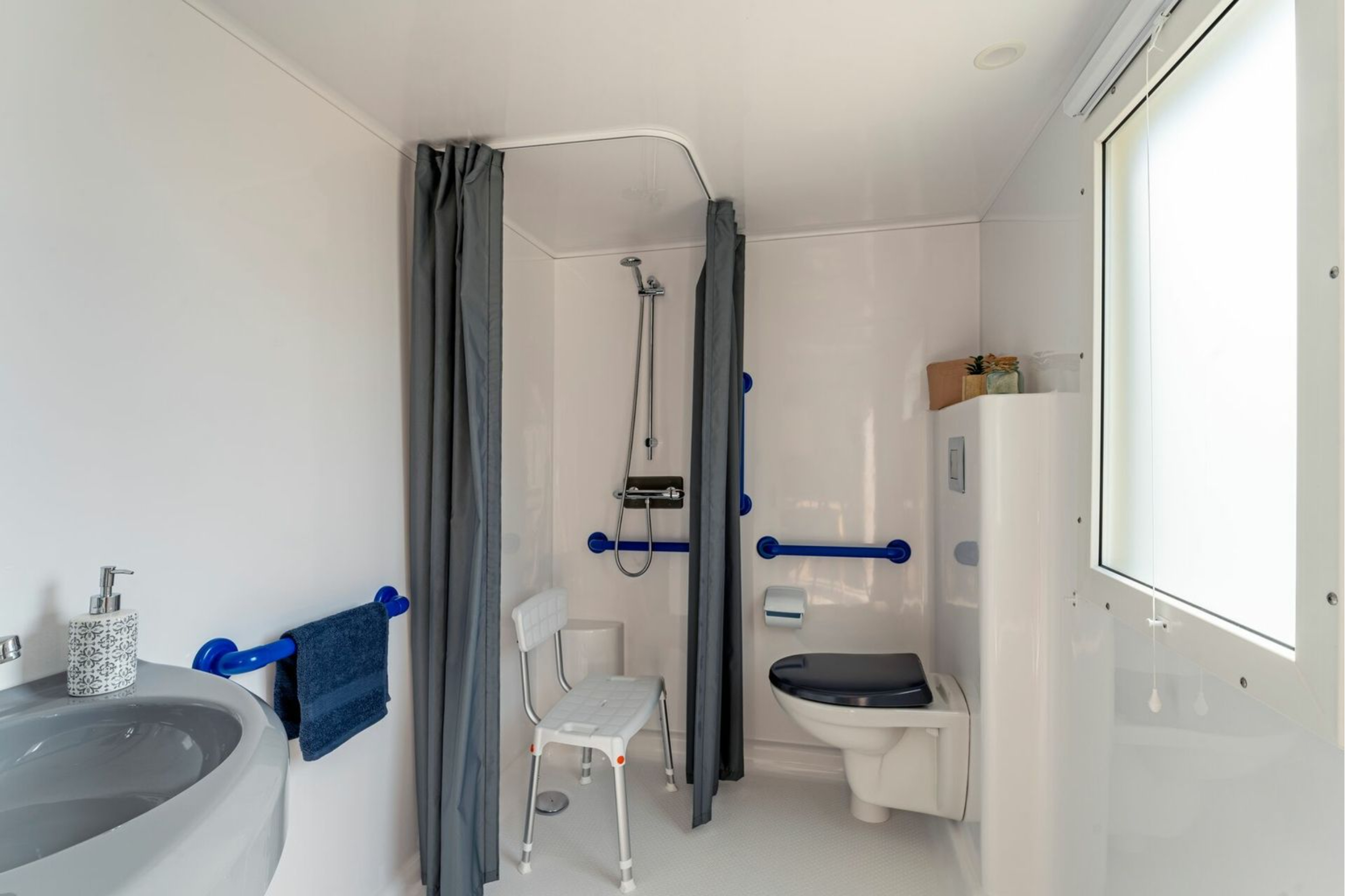 Swimming pool area near Cottage 4p 2Bdrms AirCon **** in France