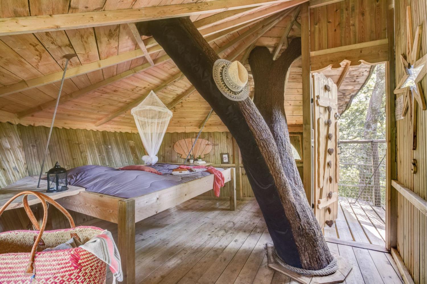 Kitchen facilities at Tree-house Forest Camp 2p in France
