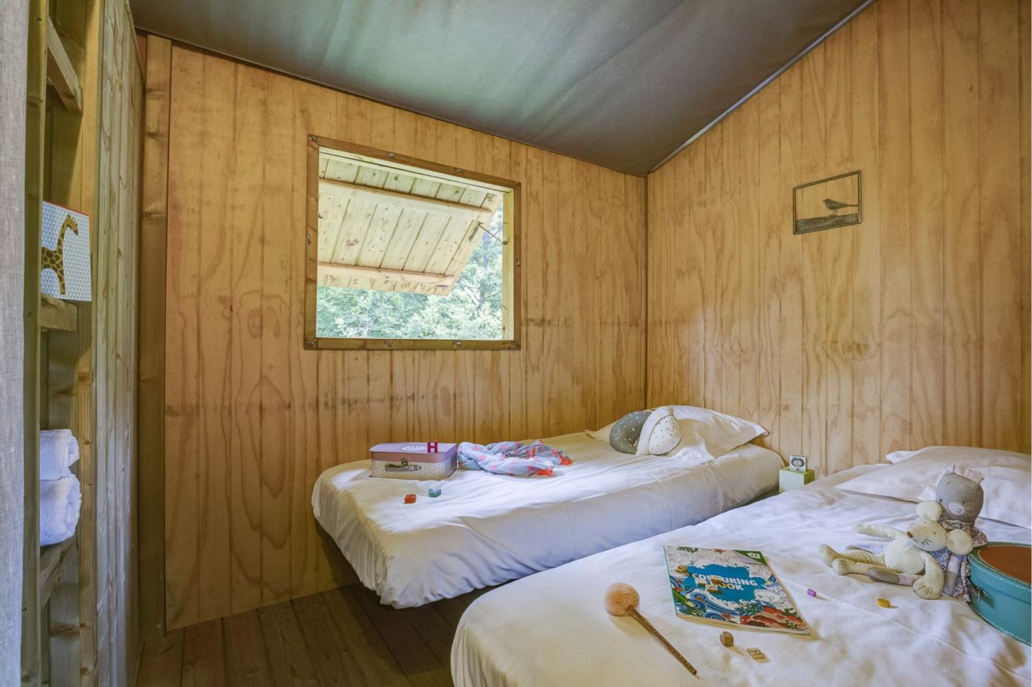 Outdoor terrace and garden at Lodge Forest Camp 6p 3Bdrms **** in France