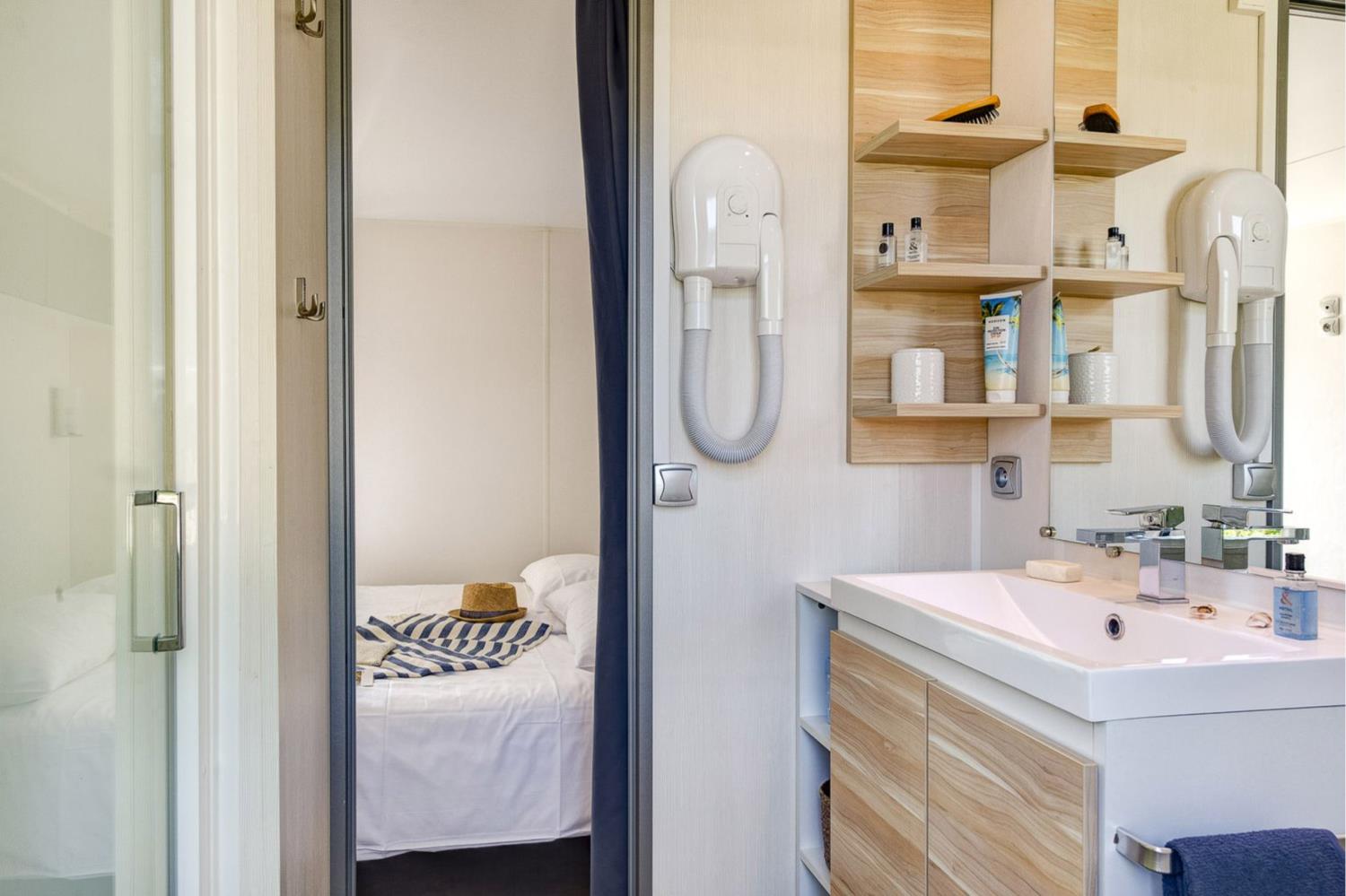 Bathroom at Cottage 4p 2Bdrms AirCon **** in France