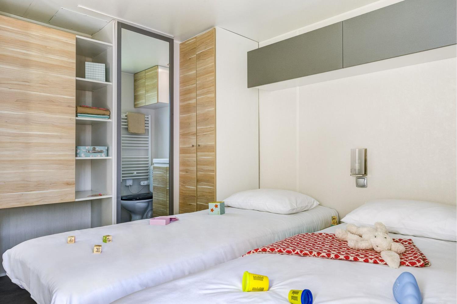 Outdoor terrace and garden at Cottage 4p 2Bdrms AirCon **** in France