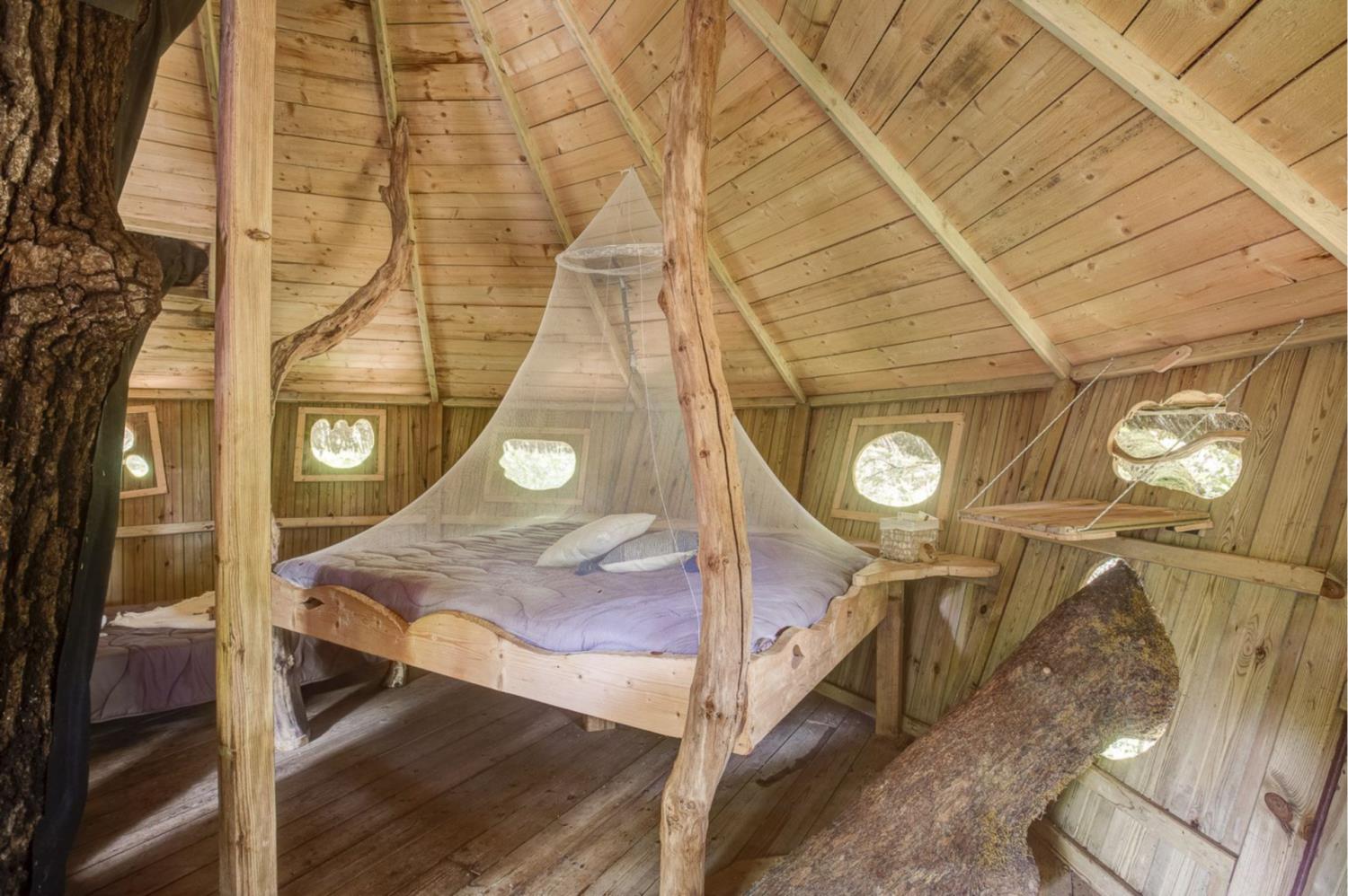 Outdoor terrace and garden at Tree-house Forest Camp 4p in France