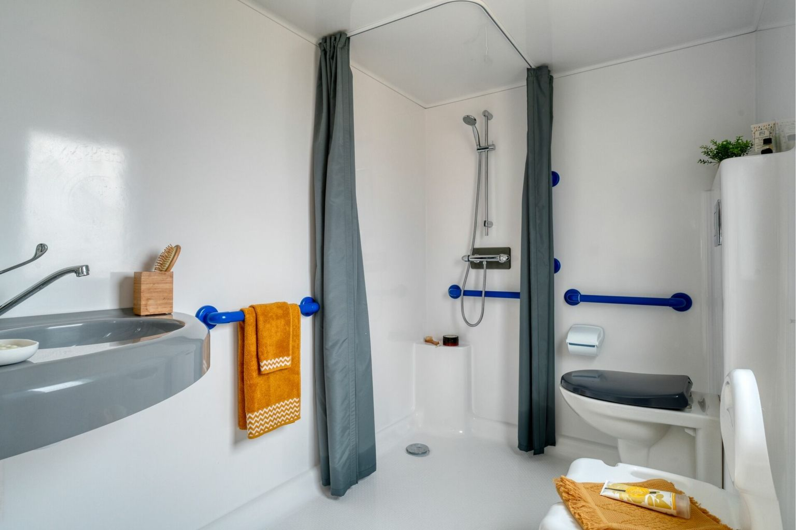 Outdoor terrace and garden at Cottage 4p 2Bdrms AirCon **** in France