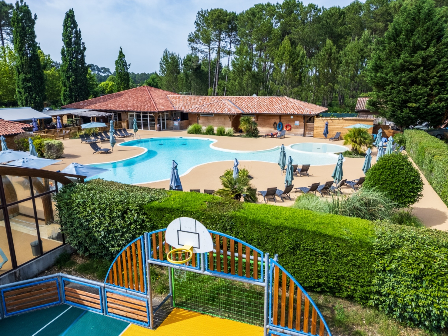 Outdoor terrace and garden at Les Cottages du Lac 3p4p in France