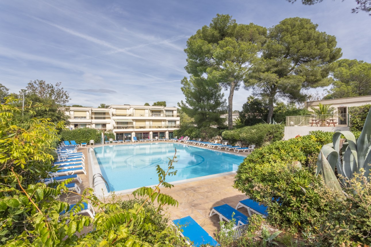 Bedroom accommodation at La Corniche d'Or 3p6p Balcony in France